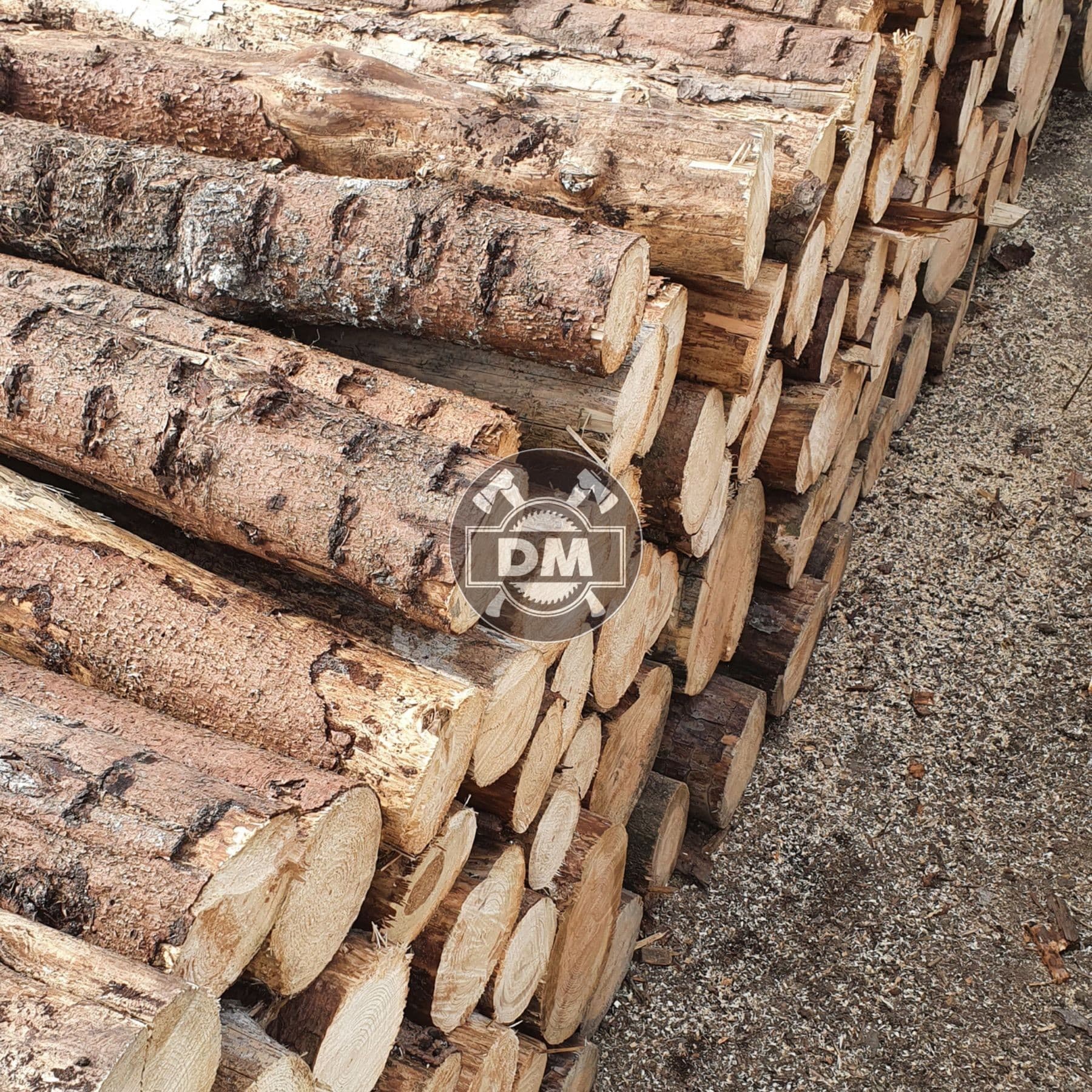 Záhada mizejícího dřeva: Proč je naštípaných polen objemově méně než dovezené kulatiny?